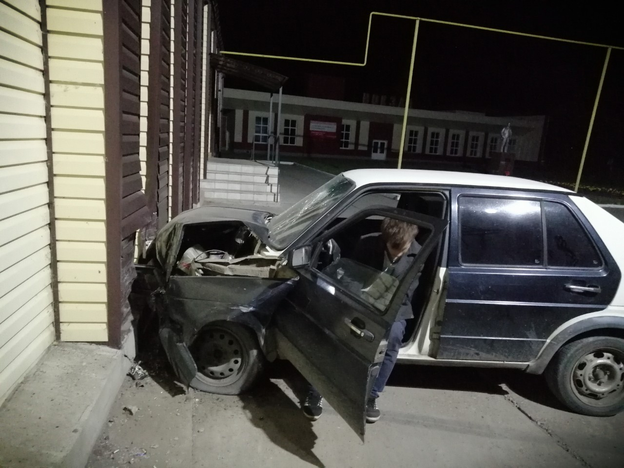 В Мордовии пьяный водитель врезался в здание
