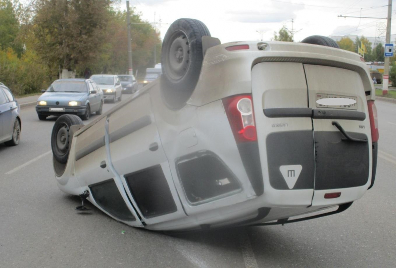 В Саранске столкнулись две легковушки: от удара «Лагрус» перевернулся на крышу