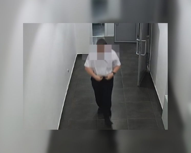 В Саранске посетитель торгового цента остался без денег и телефона из-за охранника