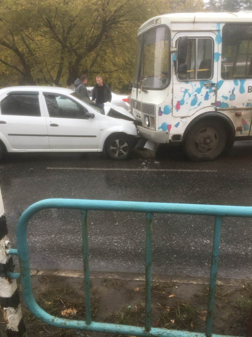 В Саранске столкнулись автобус и две легковушки