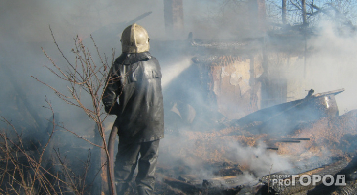 В Саранске в огне сгорели гараж и машина