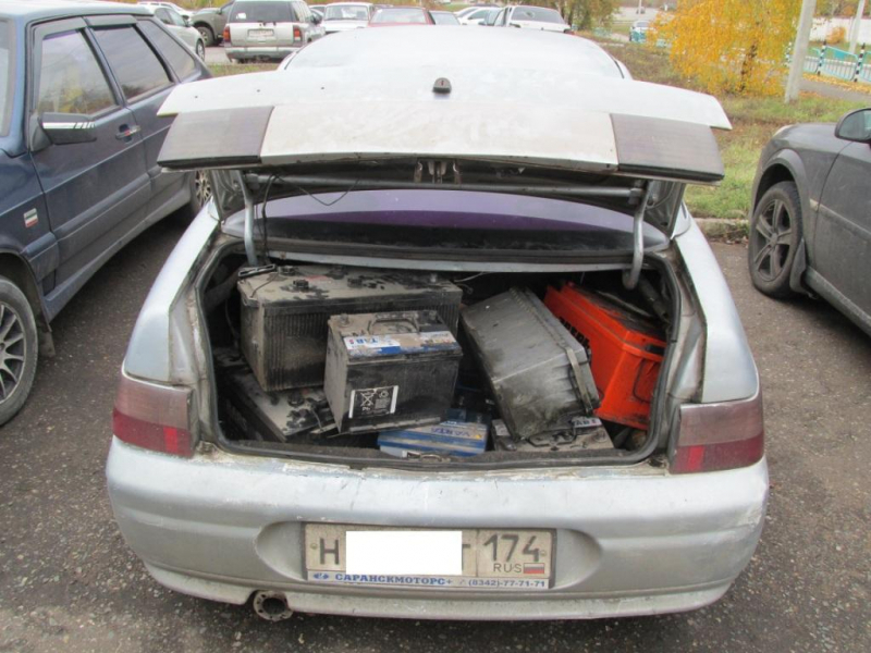 В Саранске два молодых человека оставили 16 автомобилей без аккумуляторов