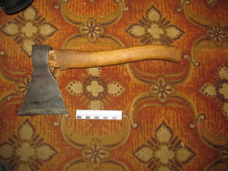 Саранский пенсионер решал конфликт с соседями с помощью ножа, топора и молотка