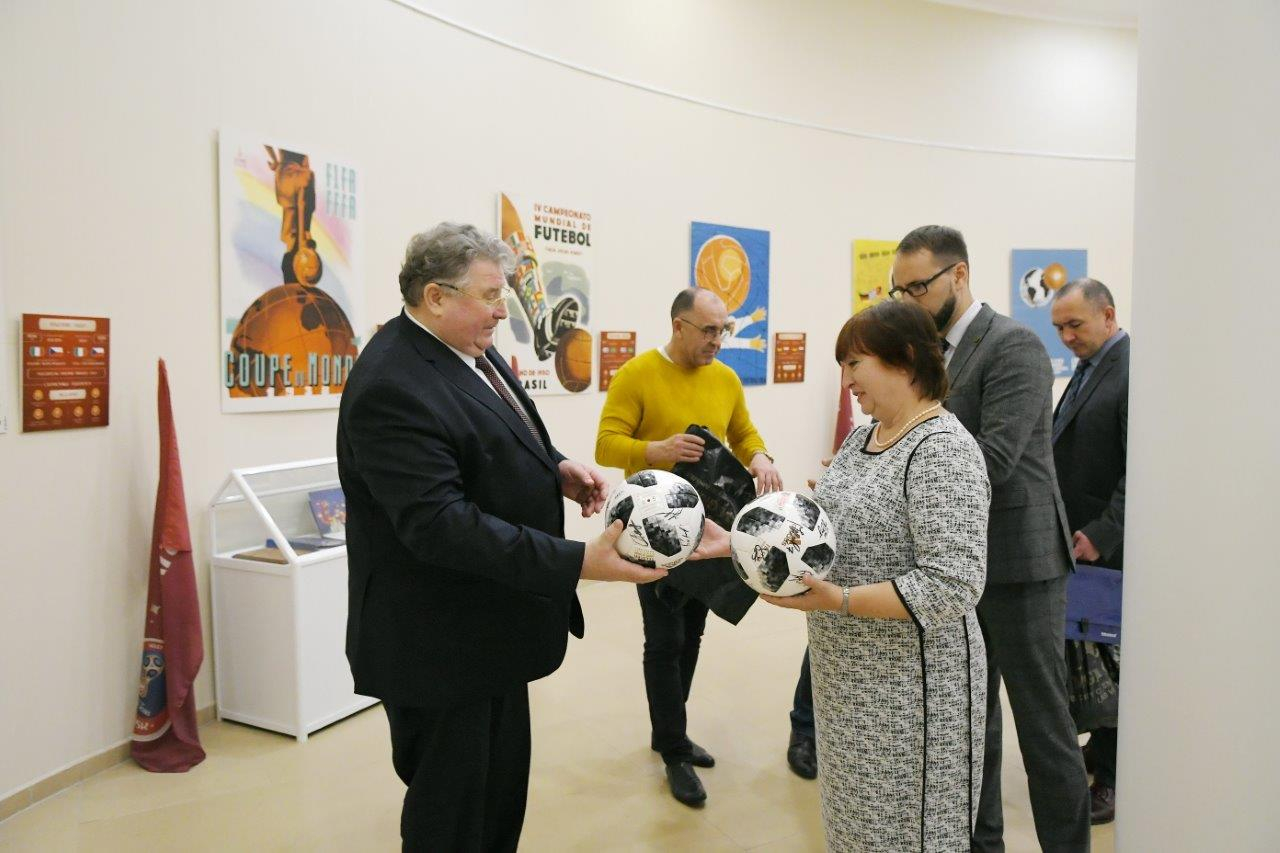 Глава Мордовии передал в музей ЧМ-2018 мяч с автографом Криштиану Роналду