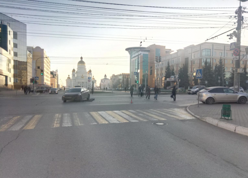 В Саранске после столкновения машину отбросило на ребенка, стоящего на тротуаре