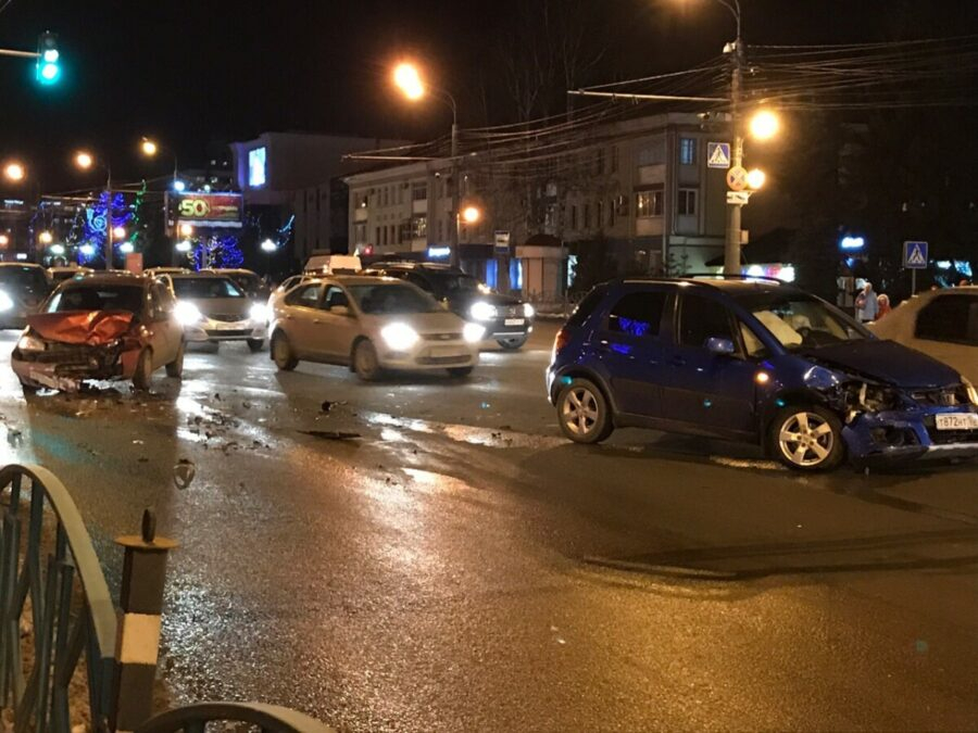 Появились фото с места аварии на перекрестке Коммунистической и Большевистской в Саранске