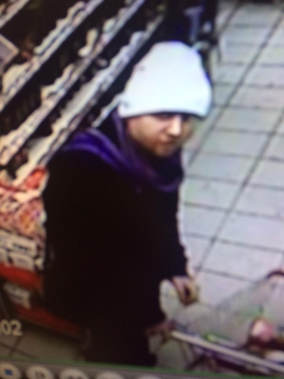 Накануне Нового года неизвестный в Саранске украл из магазина шесть банок красной икры