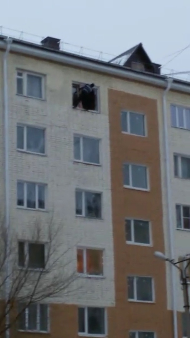 В МЧС рассказали, как спасали жителя Саранска, хотевшего выпрыгнуть из окна