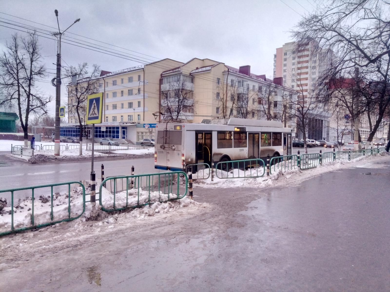 Не держалась за поручни: 73-летняя жительница Саранска пострадала, упав в троллейбусе