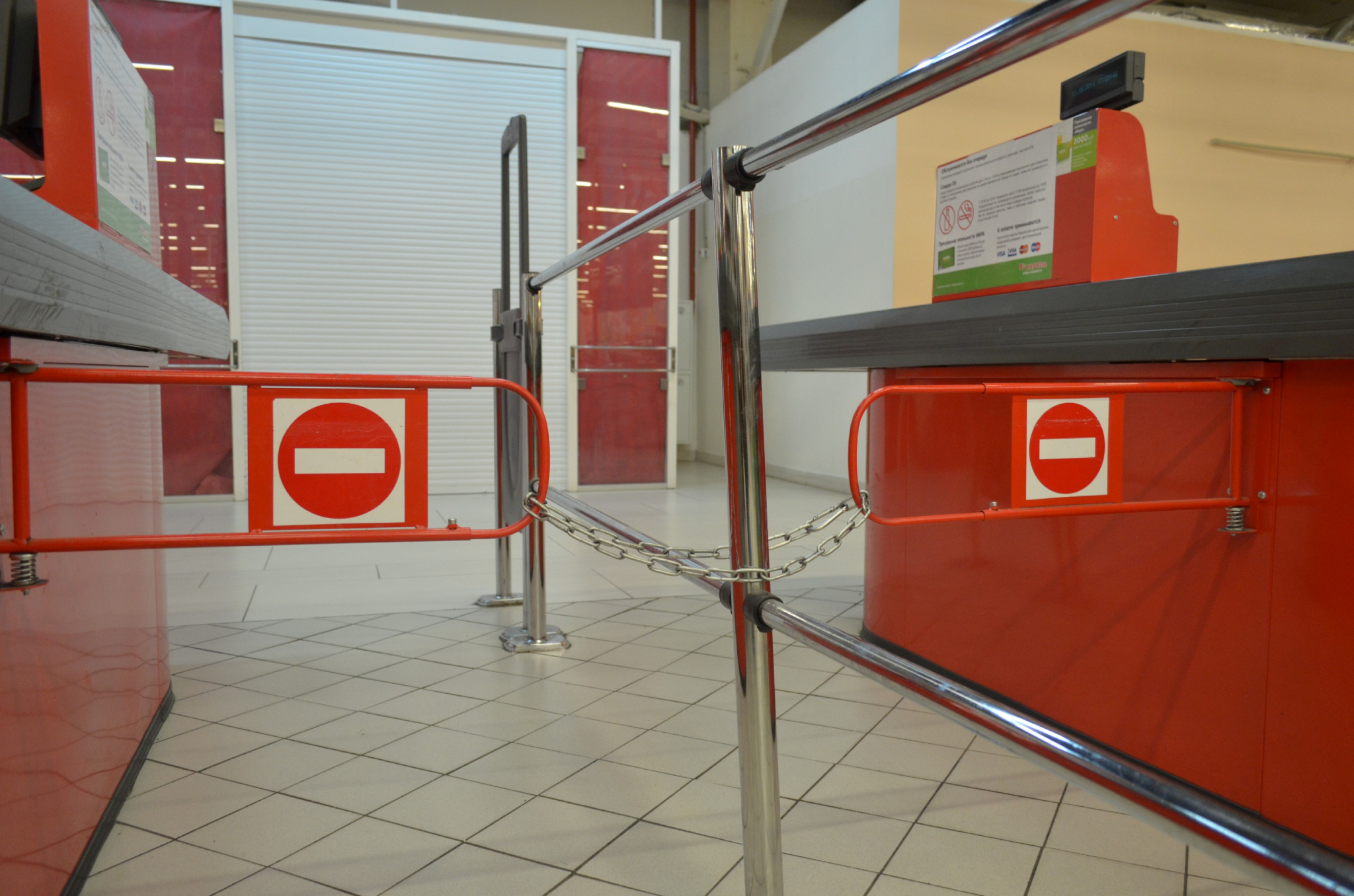 «Размахивал руками и угрожал продавцу»: дебошир разбил витрину в магазине в Саранске