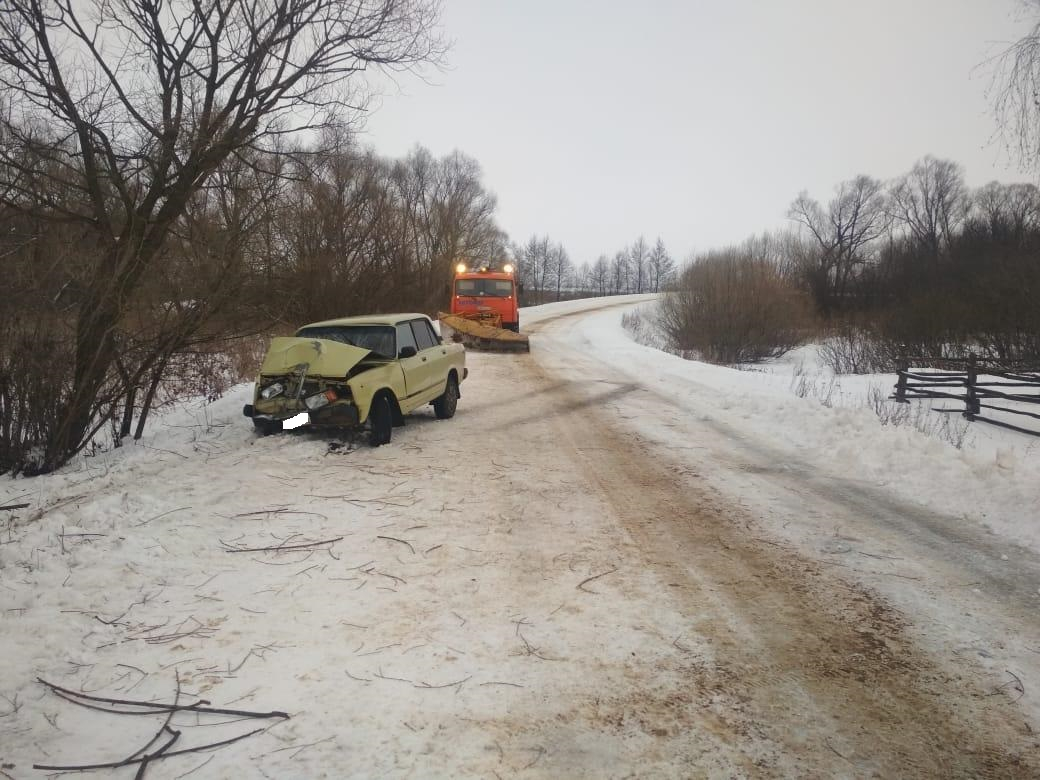 В Мордовии лихач без прав слетел с дороги и врезался в дерево: пострадали трое