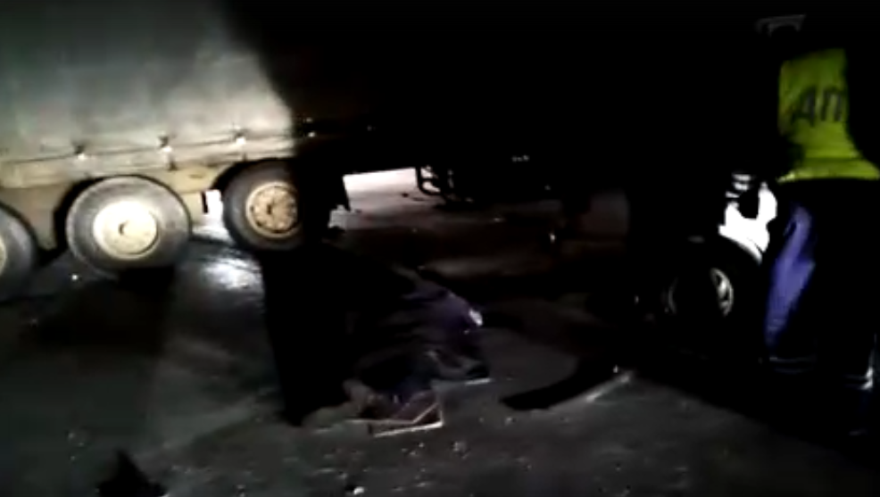 На трассе в Мордовии столкнулись фура и иномарка: появились видео с места ДТП