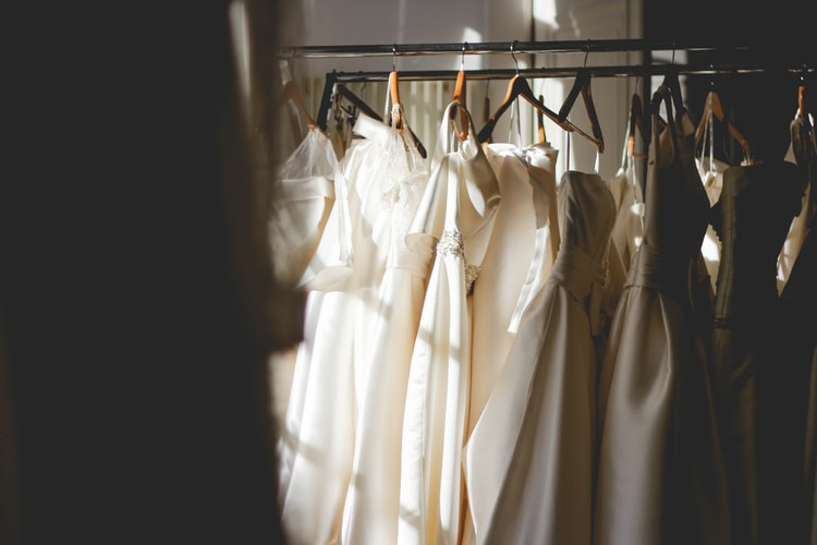 Жительница Мордовии хотела продать свадебное платье, а в итоге оставила отца без денег
