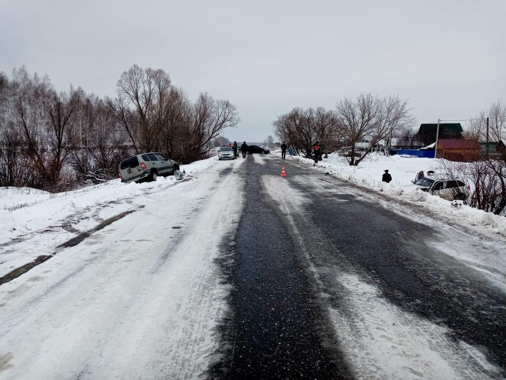 Два автомобиля столкнулись и съехали в кювет в Мордовии