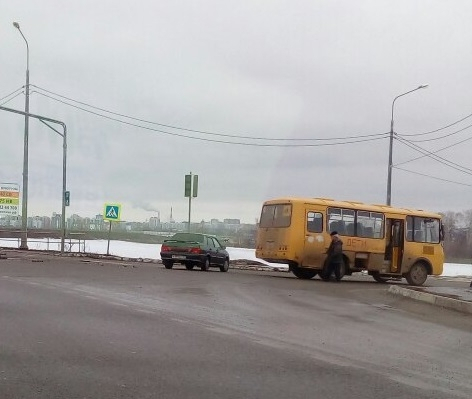 В столице Мордовии школьный автобус протаранил ВАЗ