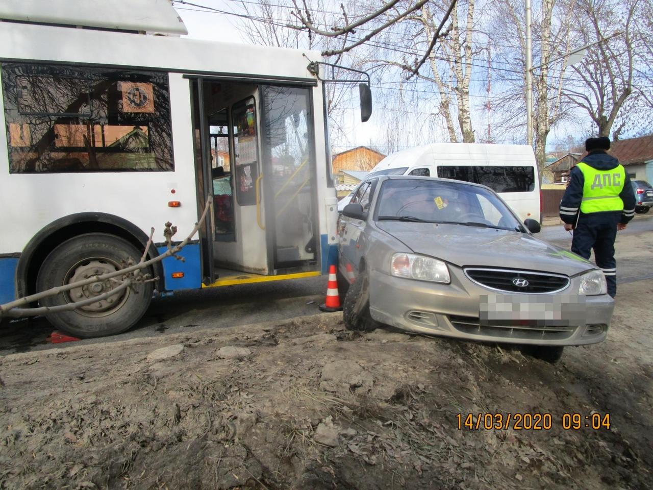 Автоледи на иномарке не смогла разъехаться с троллейбусом в Саранске