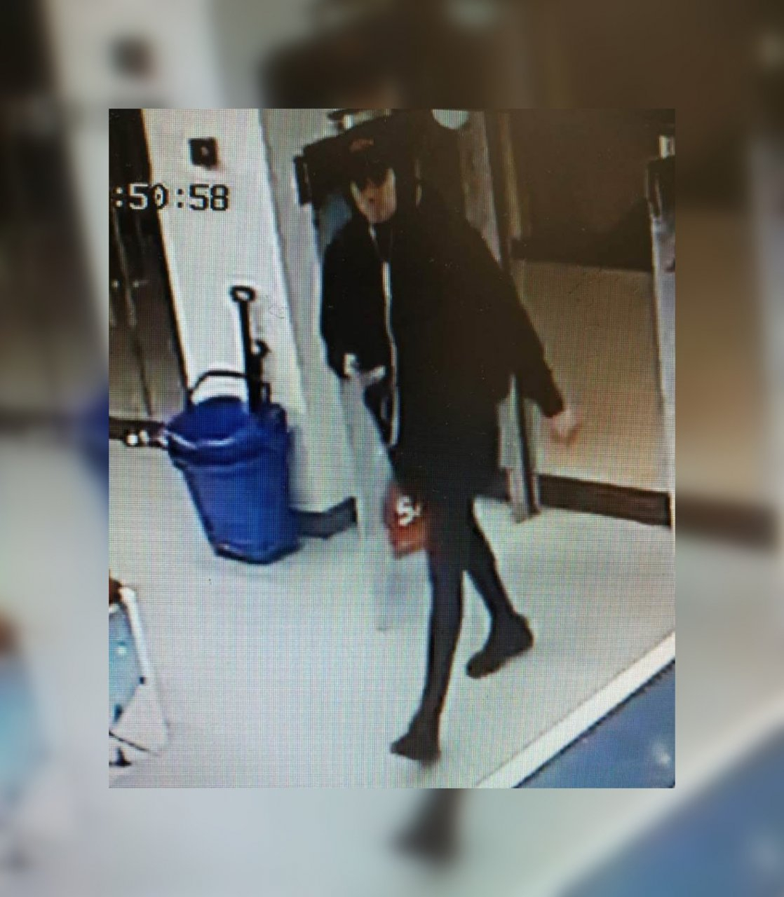 Полицейские ищут худого парня, укравшего куртку из магазина в Саранске
