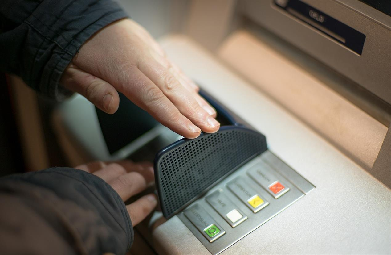 Из-за коронавируса в банкоматах могут ограничить выдачу наличных