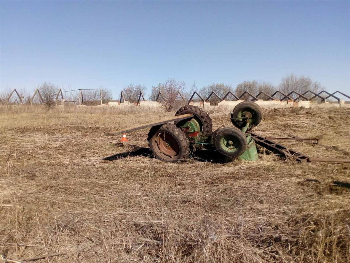 Житель Мордовии провел несколько часов под придавившим его трактором