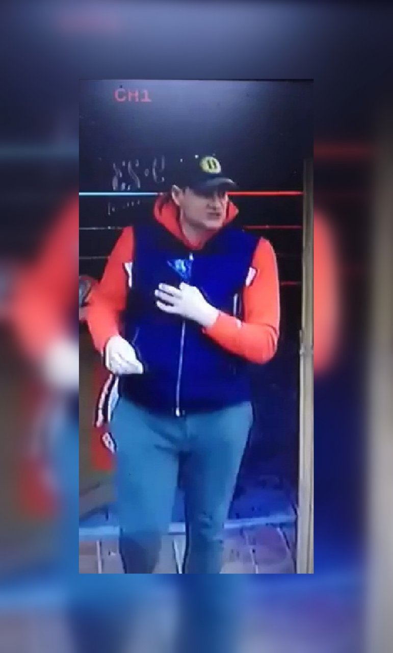 Полицейские Саранска ищут мужчину, укравшего дорогой виски из магазина