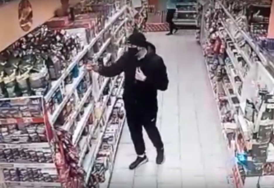 Полицейские ищут парня, укравшего шесть банок кофе из супермаркета в Саранске
