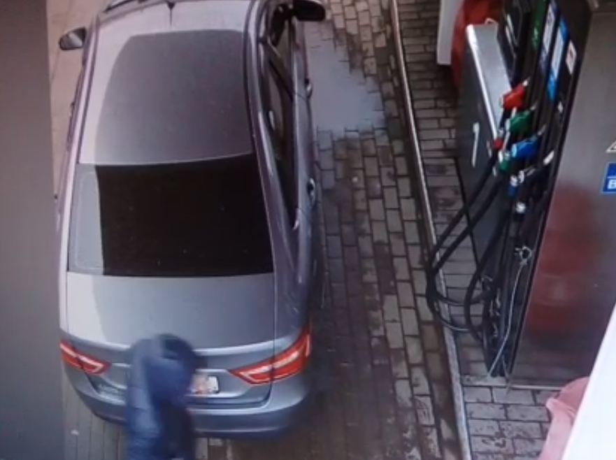 Полицейские Саранска ищут мужчину на «Весте», который расплачивался чужой картой