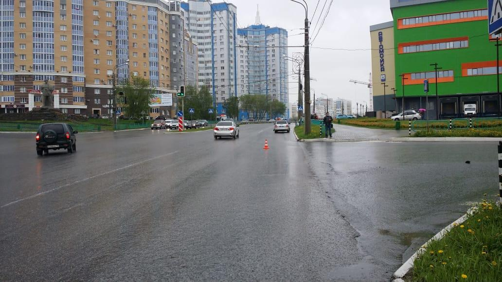 На Химмаше в Саранске столкнулись мотоцикл и кроссовер: есть пострадавший