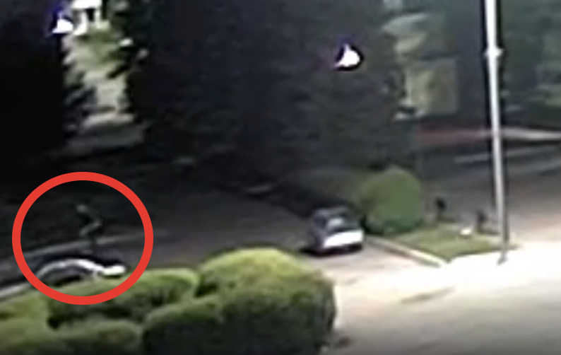 В Рузаевке пьяный мужчина прыгал по припаркованным машинам (видео)