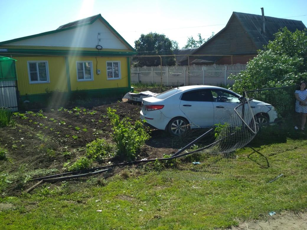 В Мордовии пьяный водитель протаранил забор и въехал в огород