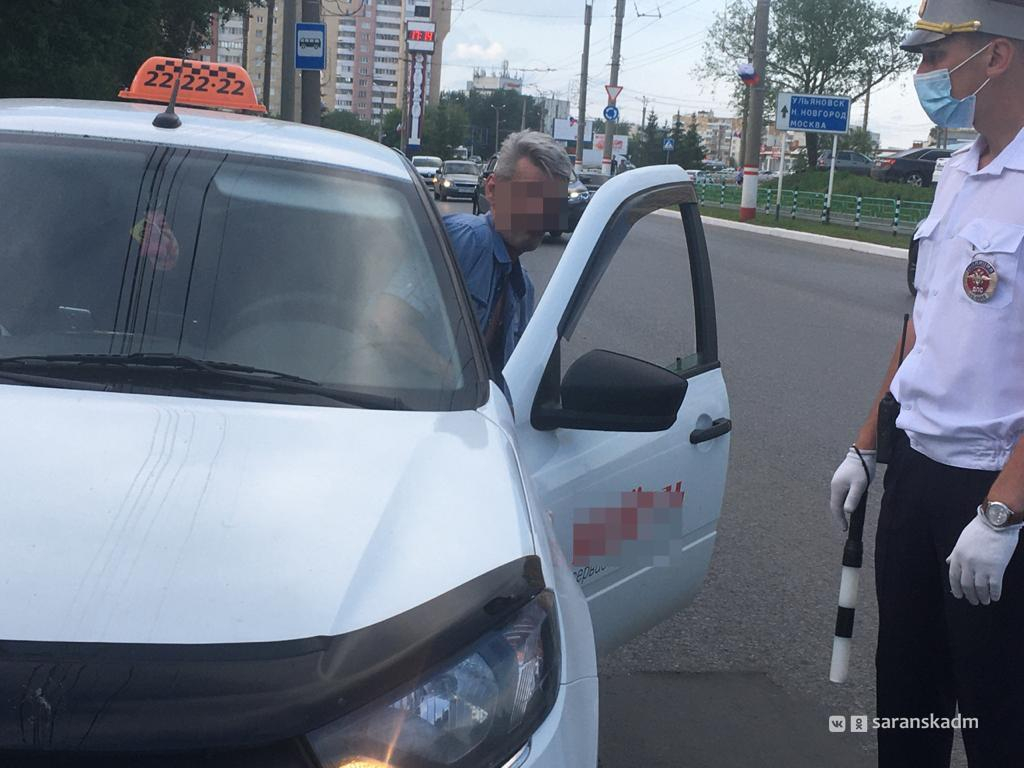 В Саранске таксисты и их пассажиры нарушают масочно-перчаточный режим