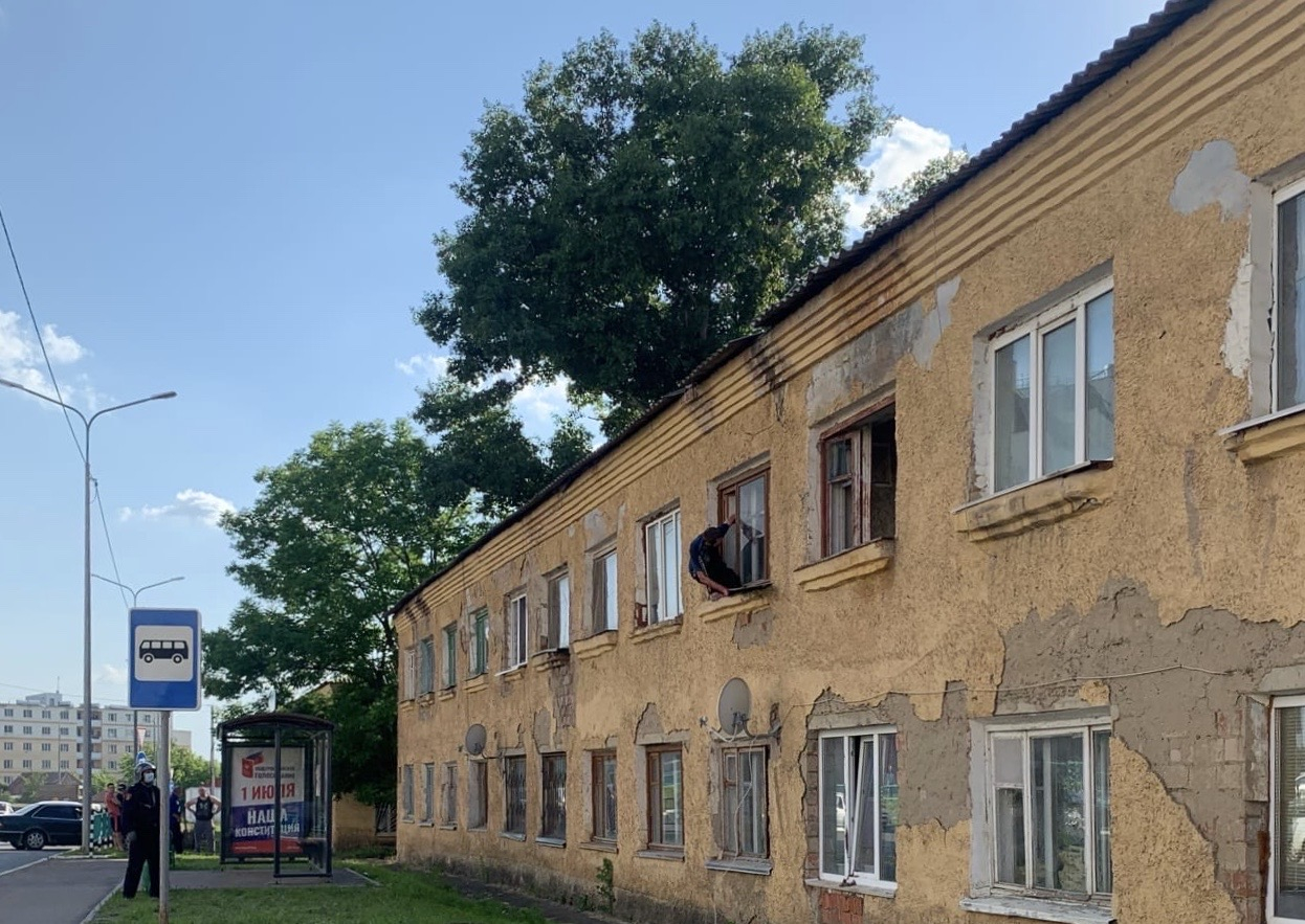 Неадекватный житель Саранска бил окна и кидал осколки в прохожих