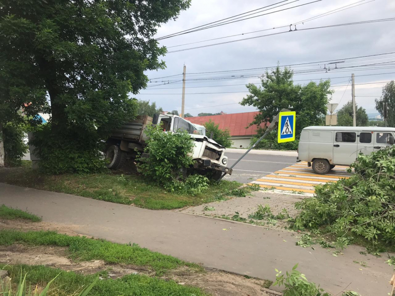Грузовик в Саранске врезался в дерево и дорожный знак