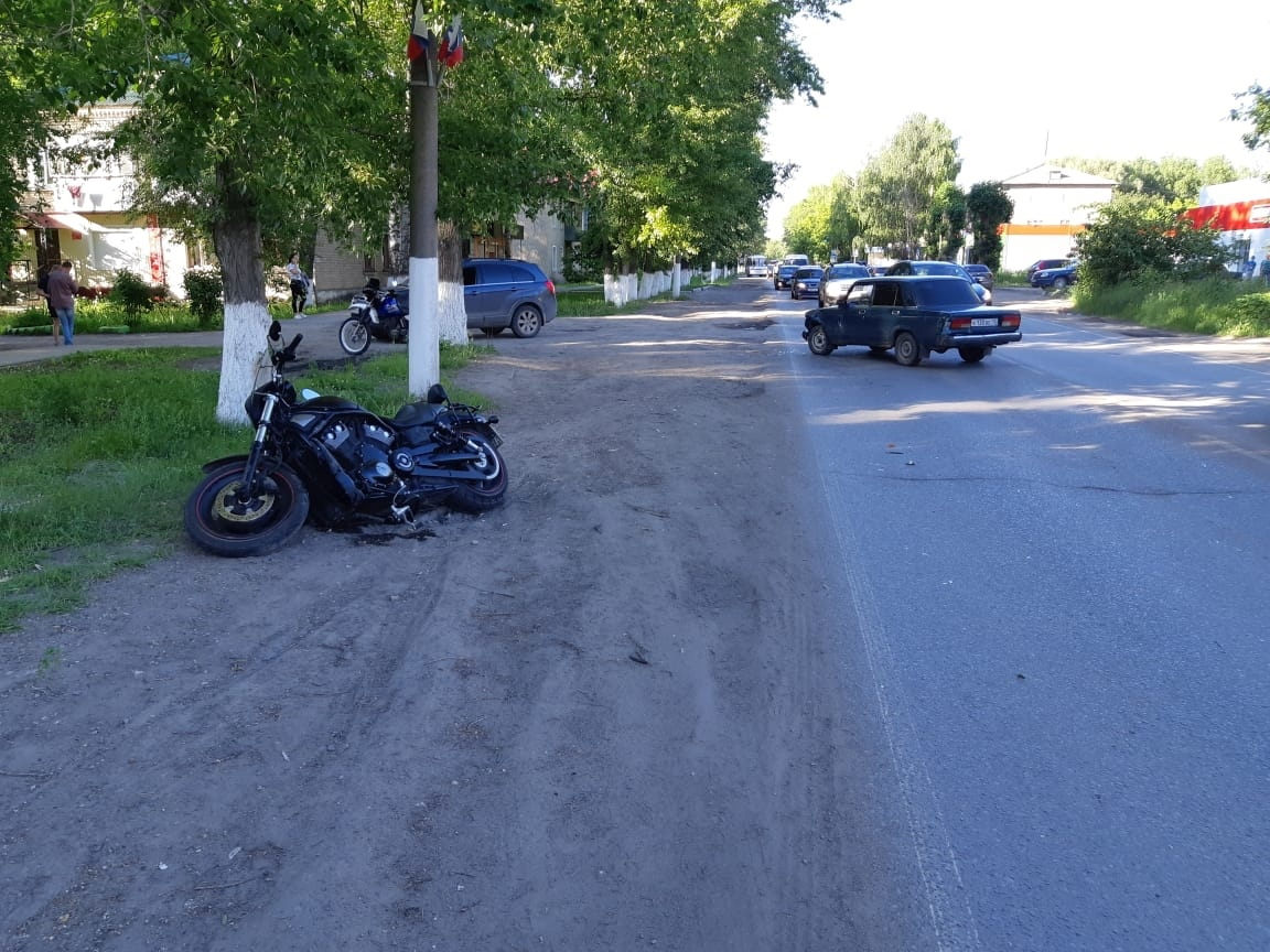 В Мордовии пенсионер на ВАЗе протаранил пожилого байкера на Harley-Davidson
