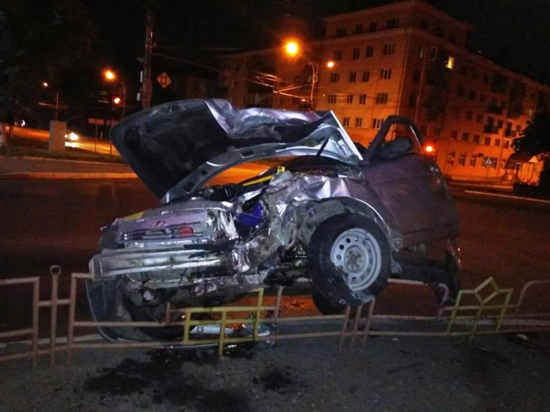 ДТП в Саранске: от удара легковушку закинуло на ограждение