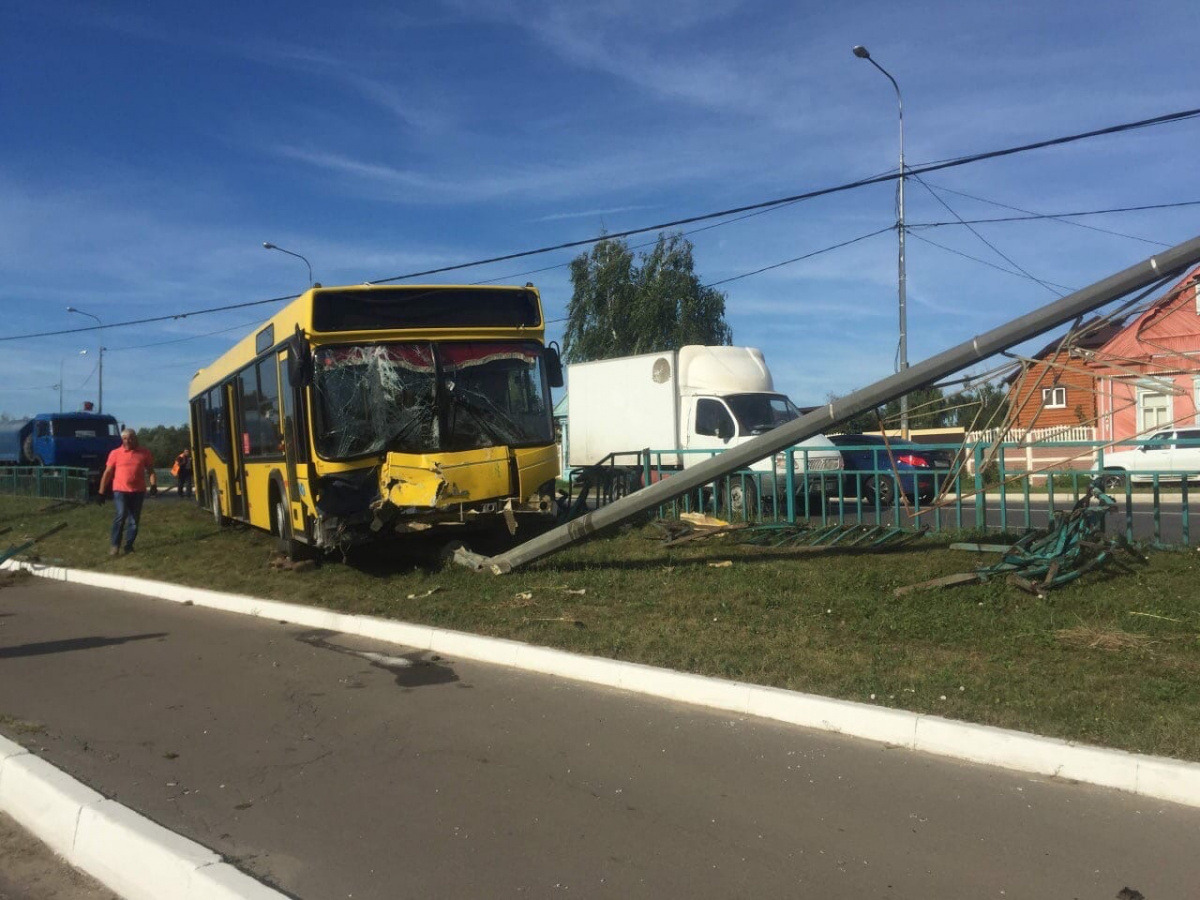 В Саранске пассажирский автобус вылетел с дороги и протаранил фонарь