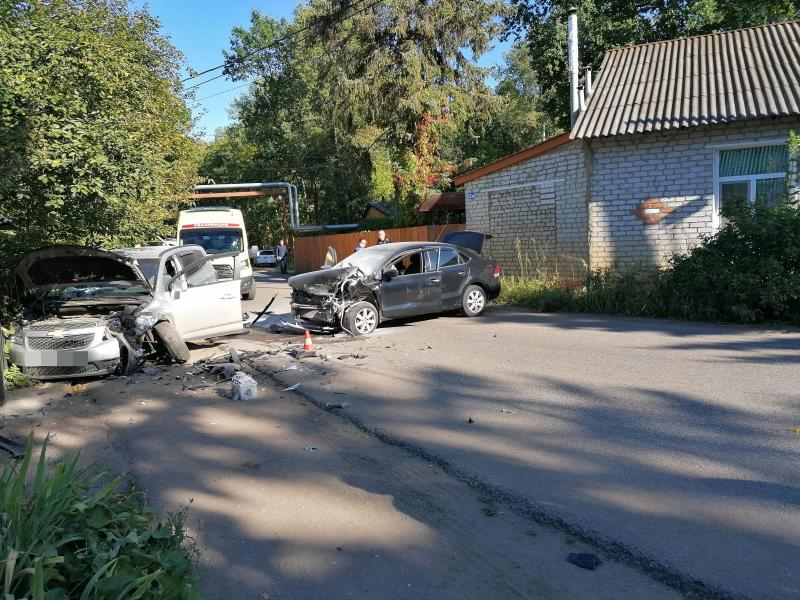 В Саранске не смогли разъехаться две иномарки: пострадали три человека