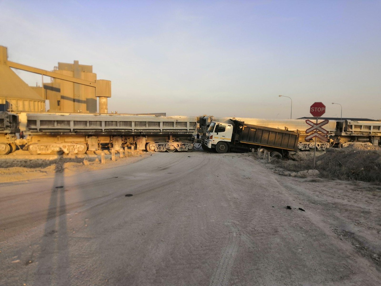 На переезде в Мордовии столкнулись самосвал и тепловоз