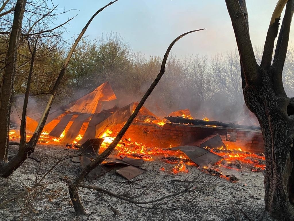 Заподозрили халатность: Следком устанавливает причину крупного пожара в Торбеевском районе
