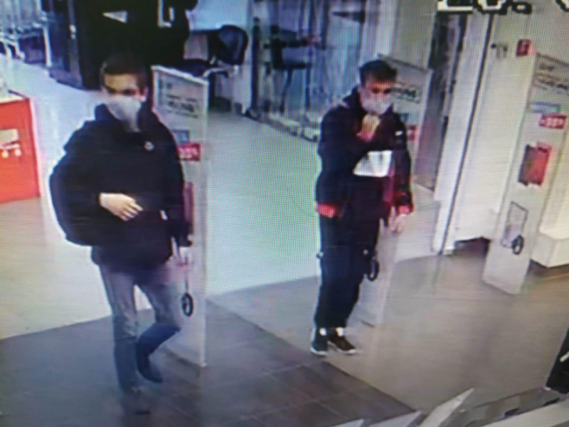 В Саранске полицейские ищут парней, укравших наушники из магазина