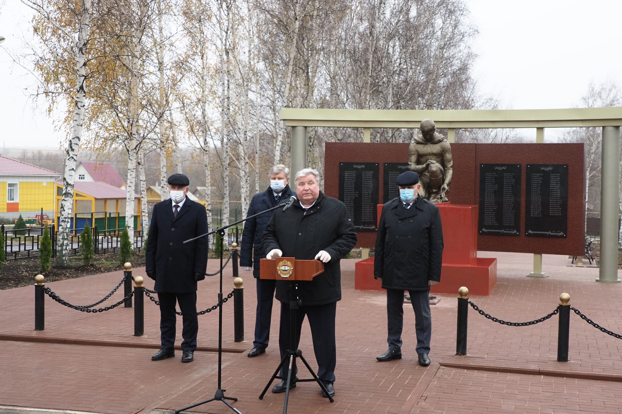Глава Мордовии возложил цветы к новому памятнику воинам в селе Новотроицкое
