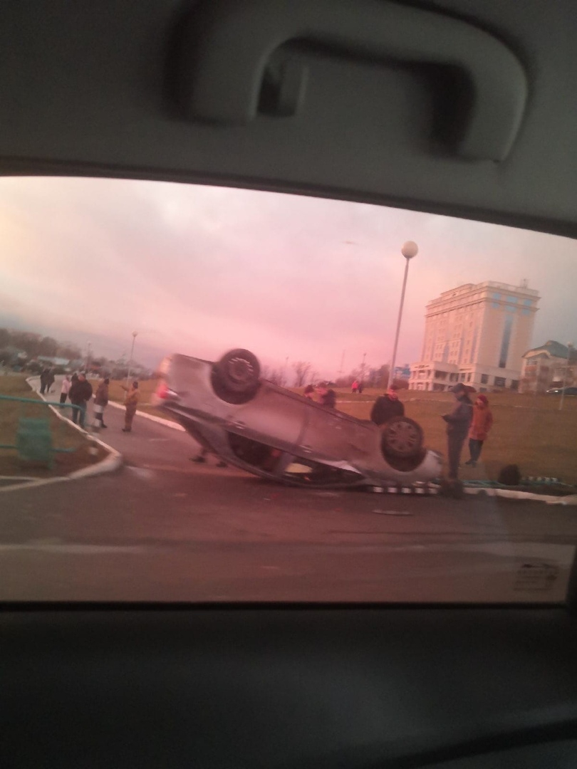 В центре Саранска авто с двумя пассажирами перевернулось на крышу