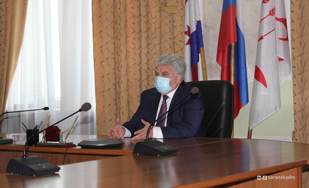 Мэр Саранска передал служебные автомобили медикам