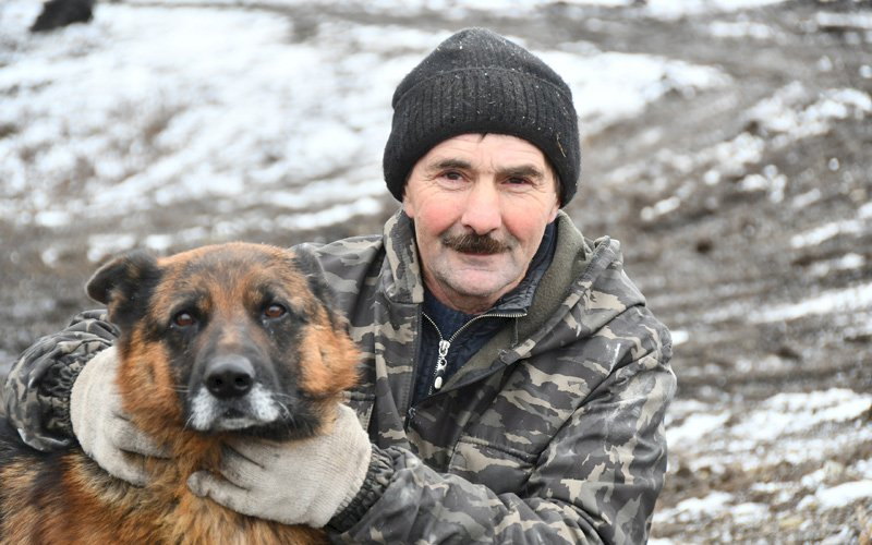 Трогательная история: житель Мордовии выходил собаку, которую бросили умирать на дороге