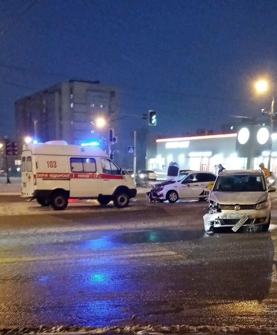 В Саранске в жестком ДТП с такси пострадал человек