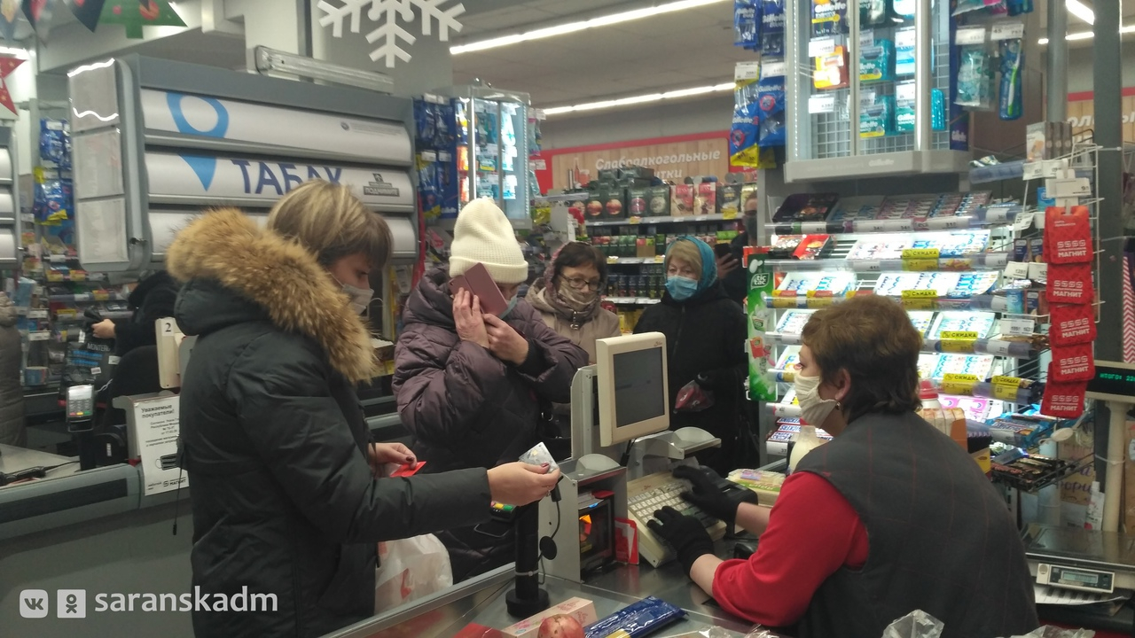 «Устраивают скандалы и грозят судом»: В Саранске продавцы жалуются на покупателей без масок