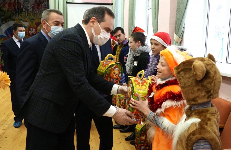 Воспитанники Инсарской школы-интерната получили новогодние подарки от Артема Здунова