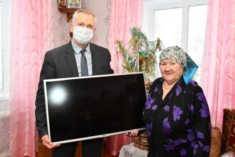 Пенсионерке из атяшевского села Вечерлей передали подарок от Артёма Здунова