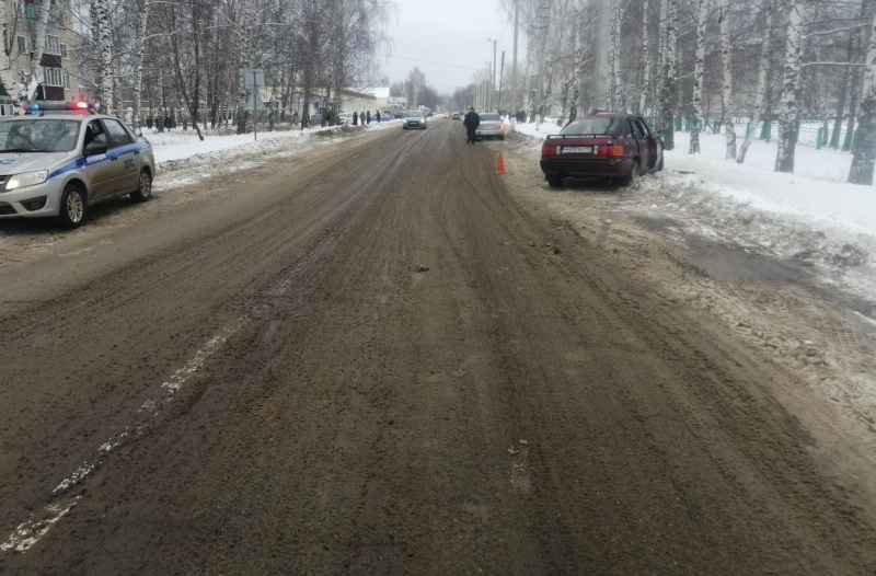 В Мордовии автоледи на «Ауди» врезалась в столб и попала в больницу