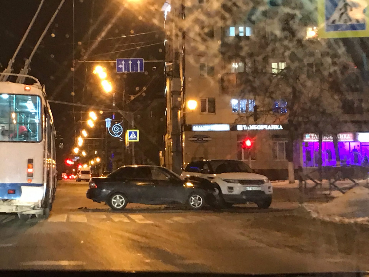ДТП в центре Саранска: столкнулись легковушка и кроссовер