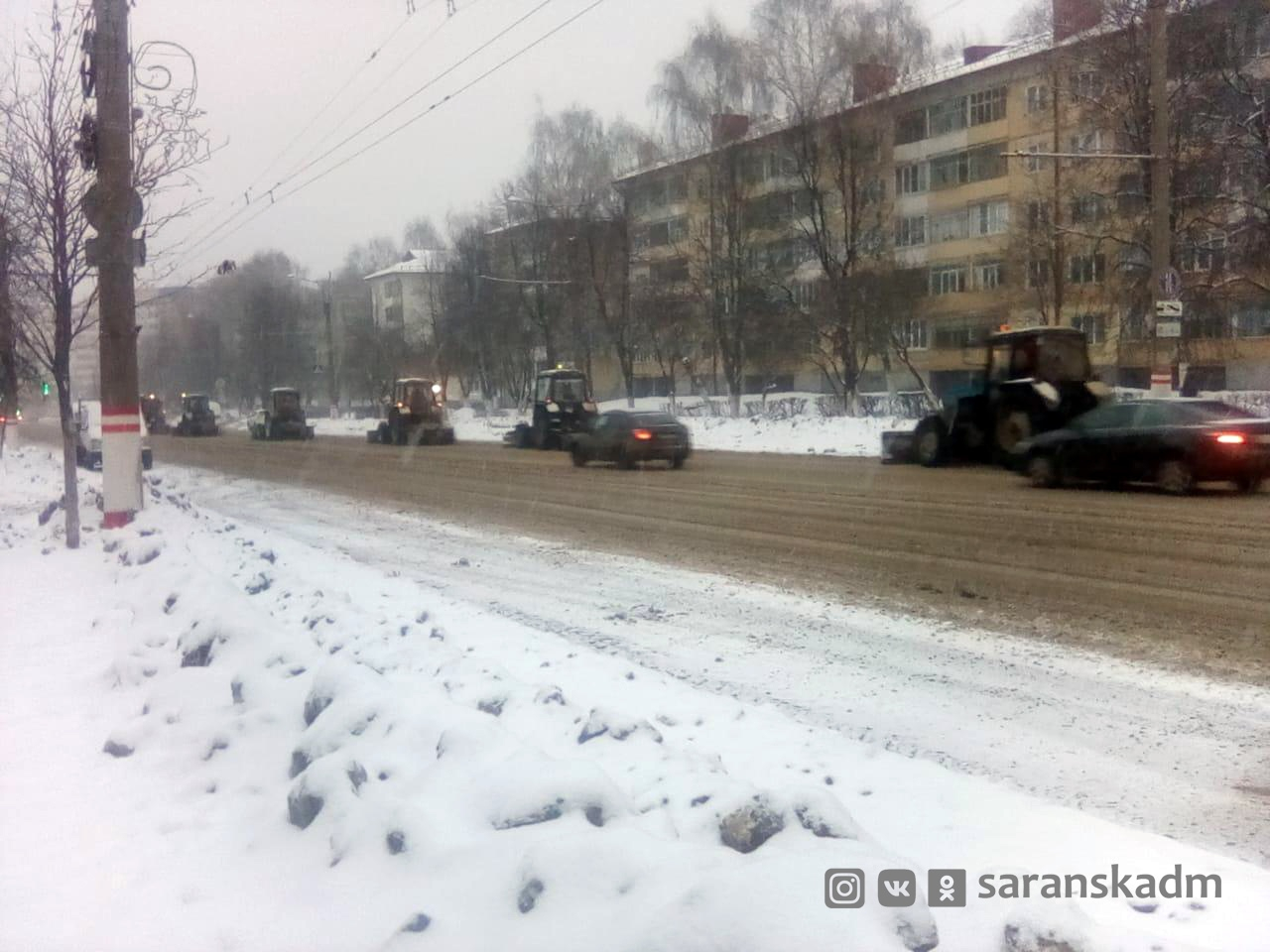 Коммунальные службы расчищают улицы Саранска в круглосуточном режиме